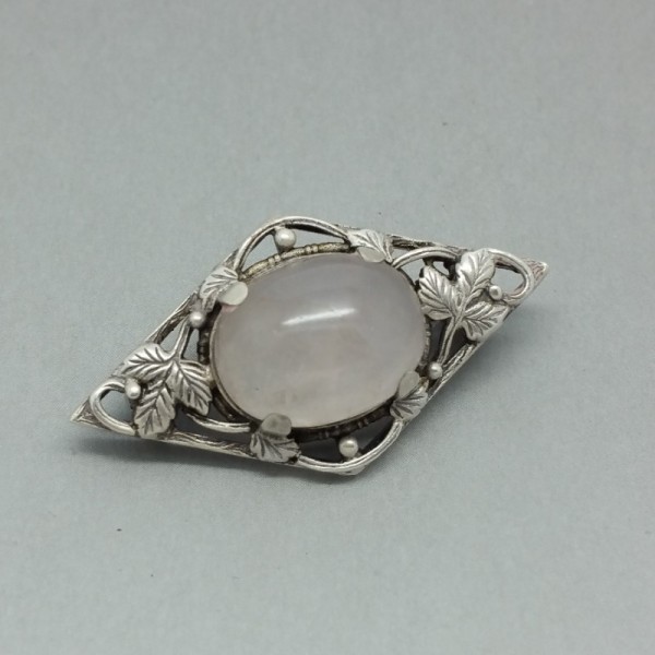 Rose hot sale quartz brooch